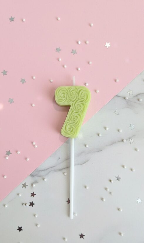Dabīgā vaska kūku toperis-svecīte ar ciparu "7" 